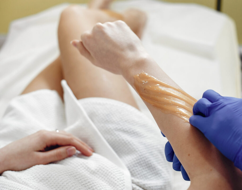 Sanfte Haarentfernung mit Sugaring – Natürlich schön gepflegt 5 beautiful young girl beauty salon scaled e1745522842118